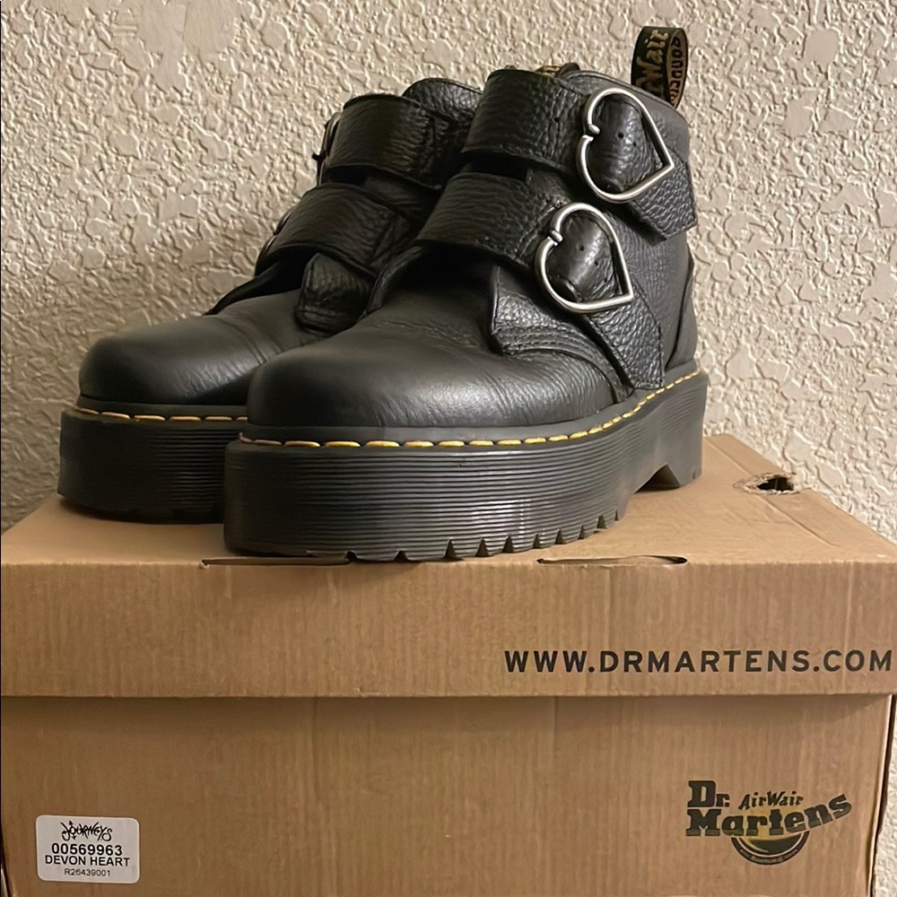 Dr. Martens Black Devon Heart